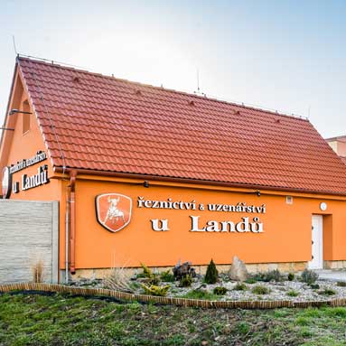 Exteriér řeznictví u Landů